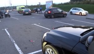 Russie : Un motard donne un petit coup de main à un conducteur d'une Bentley !