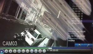 Brésil : Un motard percute une voiture et fait un trou dans le pare-brise avec sa tête !