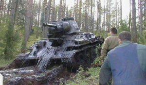 Un enfant fait une découverte incroyable au bord d'un lac : un tank soviétique vieux de 50 ans enfouit sous terre