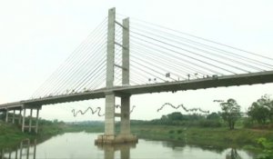 245 brésiliens sautent en balançoire d'un pont en même temps !