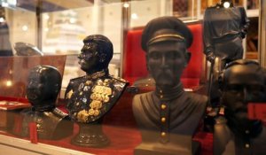 Moscou: exposition d'objets artisanaux faits par des prisonniers