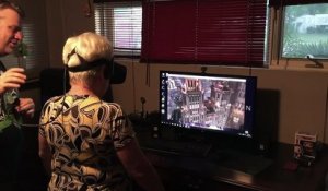 Mamie teste un jeu en Réalité Virtuelle et pète un câble sur le T-Rex géant !