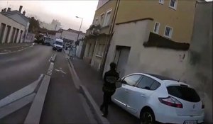 Ce chauffard en camionnette renverse volontairement un vélo