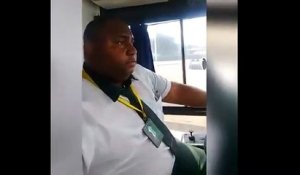 Ce chauffeur de bus fait fait des selfies et ne regarde meme pas la route... Fou du volant