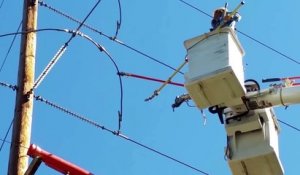 Cet électricien manque de s'électrocuter de peu et cause un arc électrique !