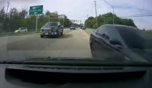 Un chauffard en fuite passe tout pret d'un autre automobiliste, poursuivi par la police!