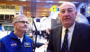 Le directeur de l'Euro Space Center, Jean Marcel Thomas aux côtés du cosmonaute Nikolai Boudarine