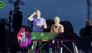 Coldplay laisse monter un fan qui joue au piano avec Chris Martin en plein concert !