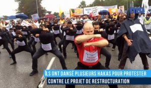 Les salariés de Galderma dansent le haka pour manifester contre des suppressions de postes