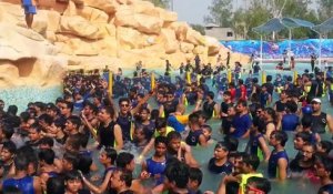 Parc d'attraction en Inde : 300 dans une piscine !!