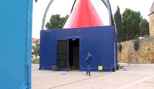 Les cabanons imaginés par Daniel Buren et quelques répétitions avant les spectacles