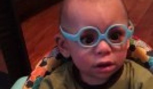 Pour la première fois de sa vie, ce bébé va avoir des lunettes et sa réaction est extrêmement émouvante