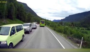 Un écolier traverse une route derrière un bus