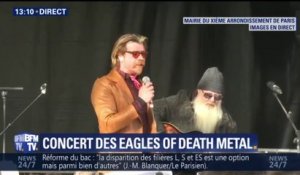 Commémorations du 13-Novembre: les Eagles of Death Metal improvisent un concert devant la mairie du 11e