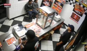Ils assistent à un braquage dans une pizzeria et s’en fichent complètement (Vidéo)