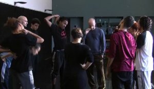 Anthony Égéa et ses danseurs, lors d'un moment de répétition au théâtre des Salins
