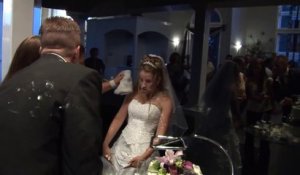 Quand le découpage du gateau de mariage fini mal... Mariée très en colère!