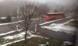 Ce bus scolaire perd tout controle et glisse sur une route verglacée