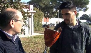 Le président du FC Martigues Vincent Caserta remet le trophée à Jérémy Postéraro