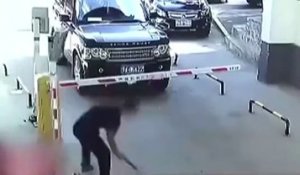 Ce Chinois pète un cable et détruit la barrière d'un parking à coup de pelle