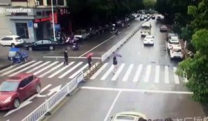 Un conducteur intelligent bloque le trafic pour laisser traverser une vieille dame que tout le monde ignorait