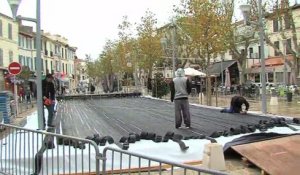 La patinoire en cours d'assemblage devant le Cours (images françois Delena)