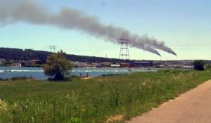 Depuis ce matin 7h, les torches de l'usine de Naphtachimie émettent une épaisse fumée noire.
