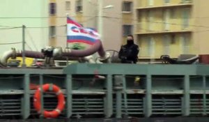 La barge d'ITER a rejoint l'étang de Berre depuis Fos via le chenal de Caronte.