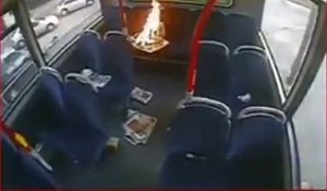 Ce jeune lance un incendie à l'arrière d'un bus à double étage à Londres