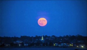 Il filme la pleine lune au dessus de Rhode island et c'est magnifique