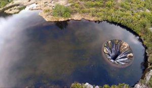 Ce lac se vide par un trou au milieu de l'eau - Vue aérienne du Covão dos Conchos au portugal