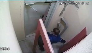 Un homme ivre s’acharne pendant 3 heures sur une porte bloquée dans un immeuble en Russie
