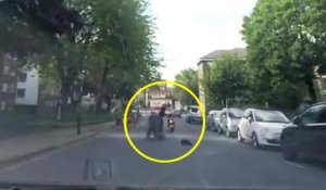 Un passant charge deux voleurs en scooter pour essayer de les arrêter