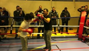 Le champion olympique de boxe Brahim Asloum à la rencontre des petits boxeurs de Valentigney, dans le Doubs