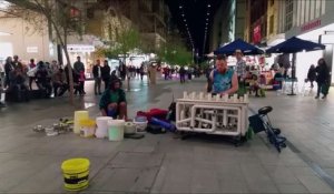 Musique de rue sur des tubes en plastique et ça sonne !