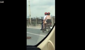 Même en scooter ce couple ne se laisse aucun répit... Très amoureux