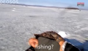 Russie : Ivre, un pêcheur s'endort sur un lac gelé (vidéo)
