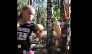 Cette petite fille qui défonce un arbre est très impressionnante