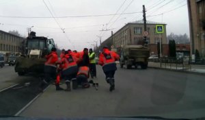 Des employés municipaux russes se battent au milieu de la rue