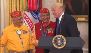 Trump surnomme une sénatrice "Pocahontas" devant des amérindiens Navajos