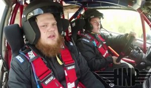 Un co-pilote vomit pendant un rallye