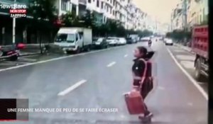 Une femme manque de peu de se faire écraser par un camion (vidéo)