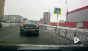 2 piétons imprudents se vont renverser par une voiture en russie