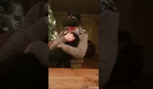 Une femme teste la VR avec un chien dans les bras