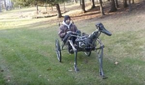 The Walking Machine, un homme en calèche tiré par une machine qui marche