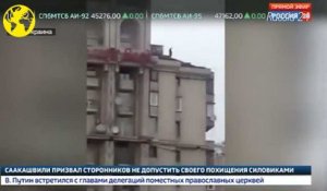 L’opposant politique Mikheïl Saakachvili se réfugie sur un toit pour échapper à la police de Kiev
