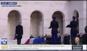 En hommage à l'écrivain Jean d'Ormesson, Emmanuel Macron dépose un crayon sur son cercueil