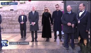 Un silence de plomb s’installe au passage du cortège funéraire de Johnny Hallyday