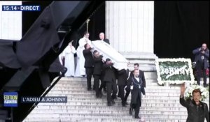 Le cercueil de Johnny Hallyday quitte l’église de la Madeleine sous les acclamations de la foule