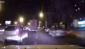 Ce camion s'empale dans une grue en pleine autoroute !